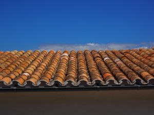 La coupure du revêtement étanche aux bonnes dimensions